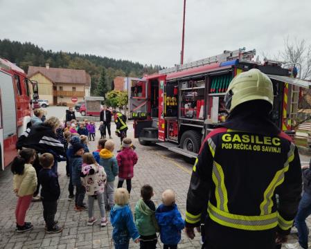 Vrtec na obisku pri gasilcih